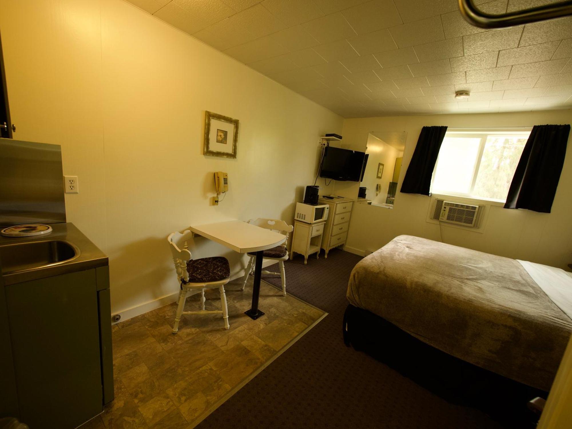 Creston Valley Motel Екстериор снимка