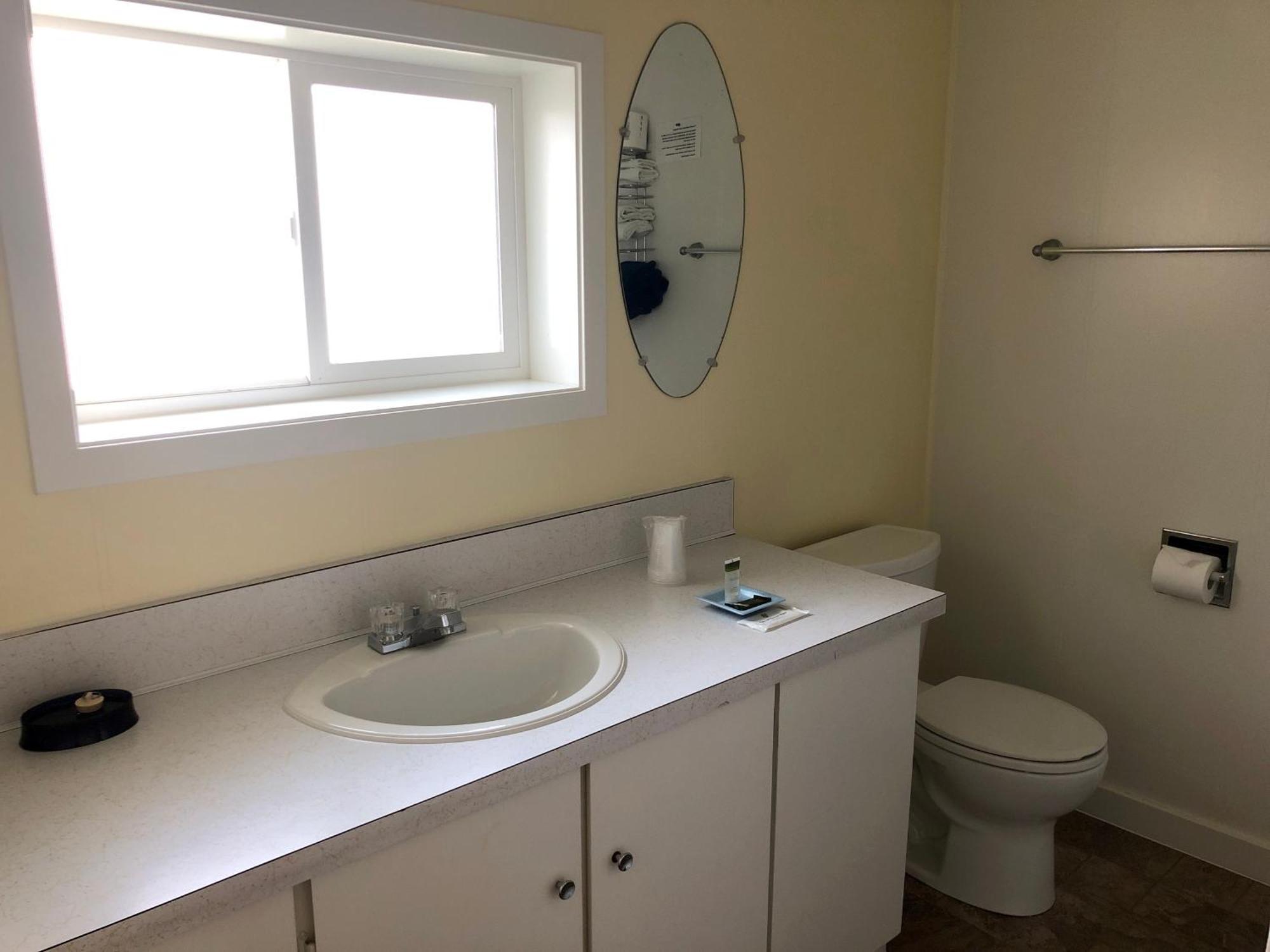Creston Valley Motel Екстериор снимка