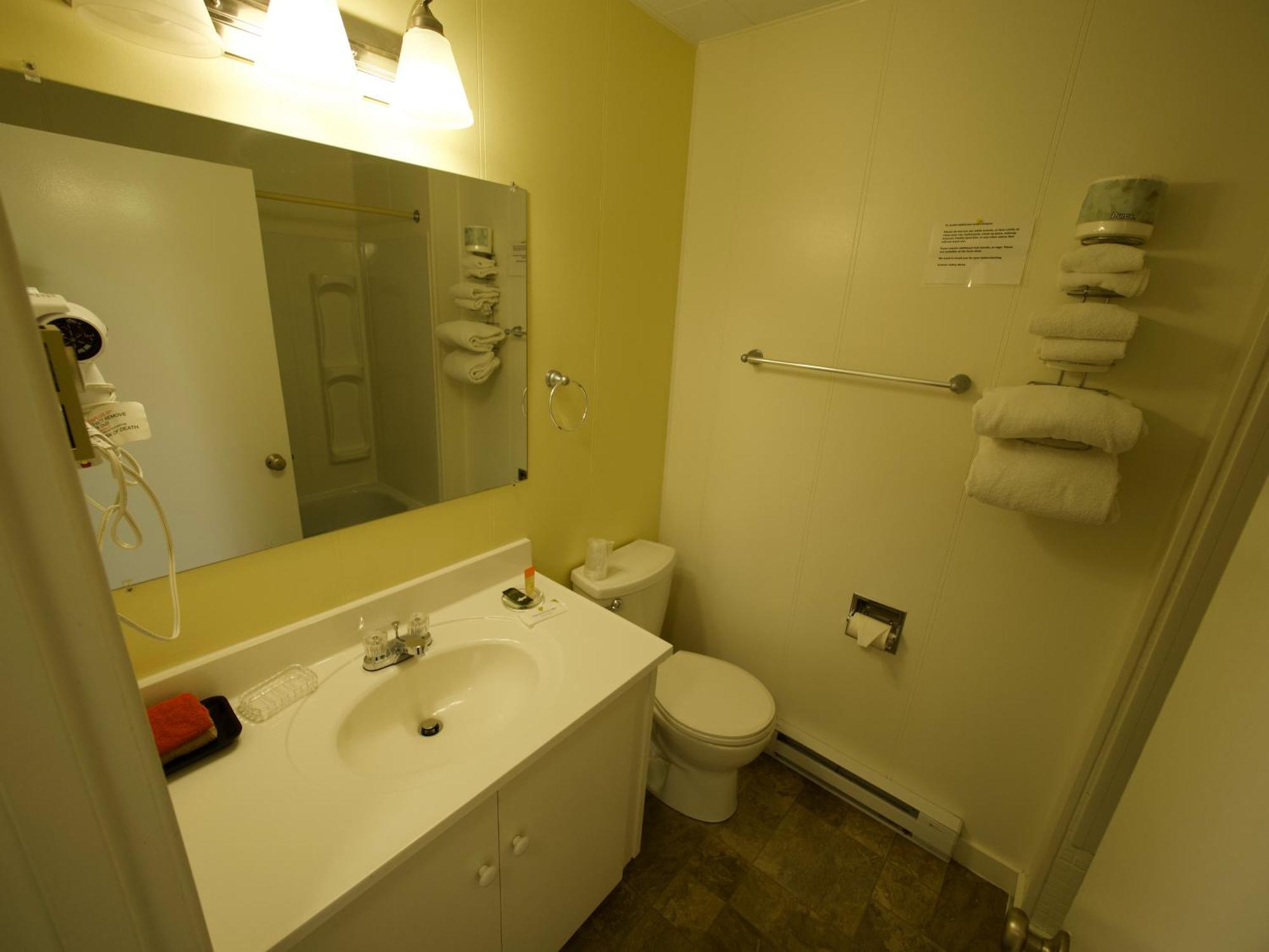 Creston Valley Motel Екстериор снимка