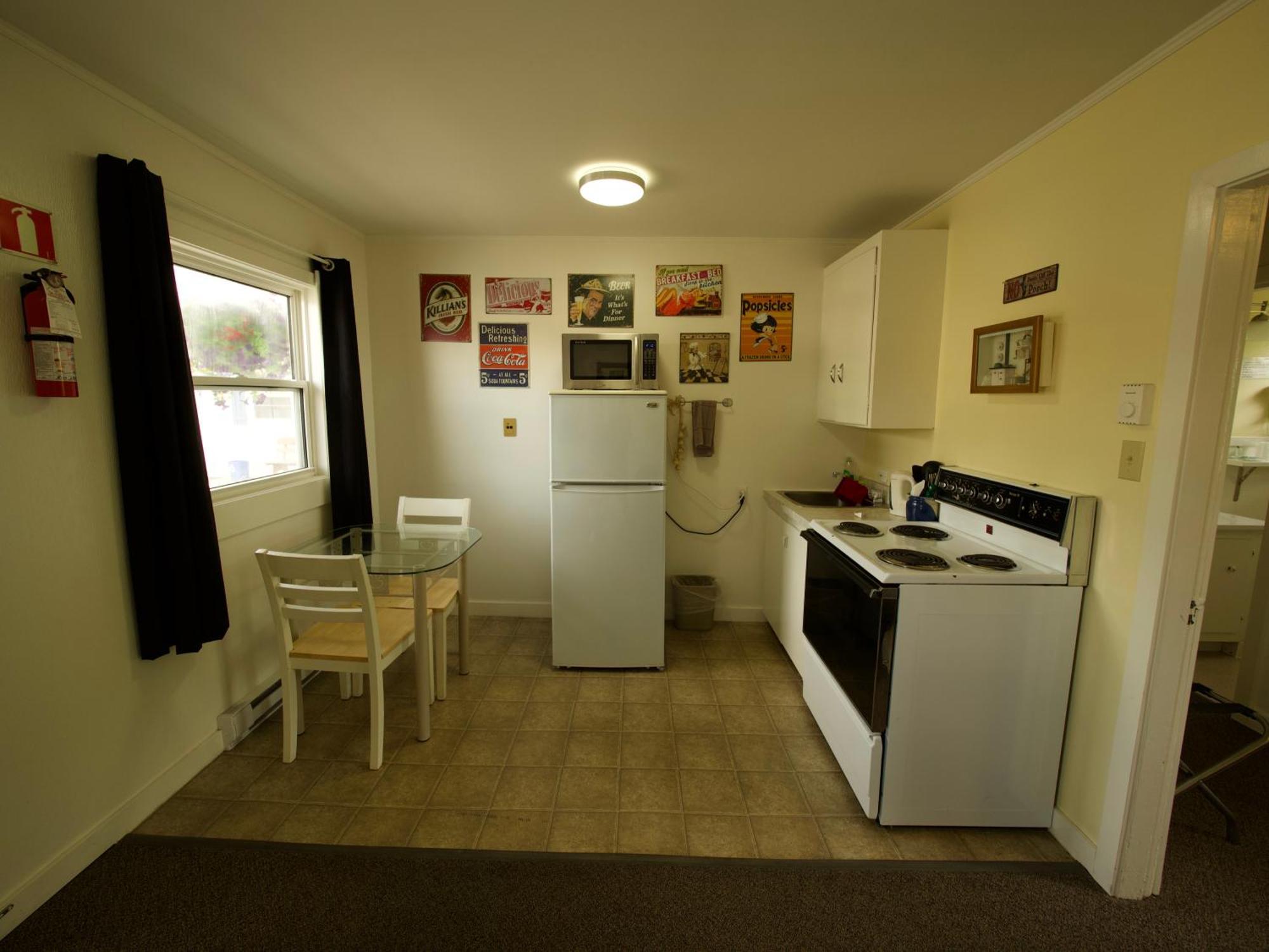Creston Valley Motel Екстериор снимка