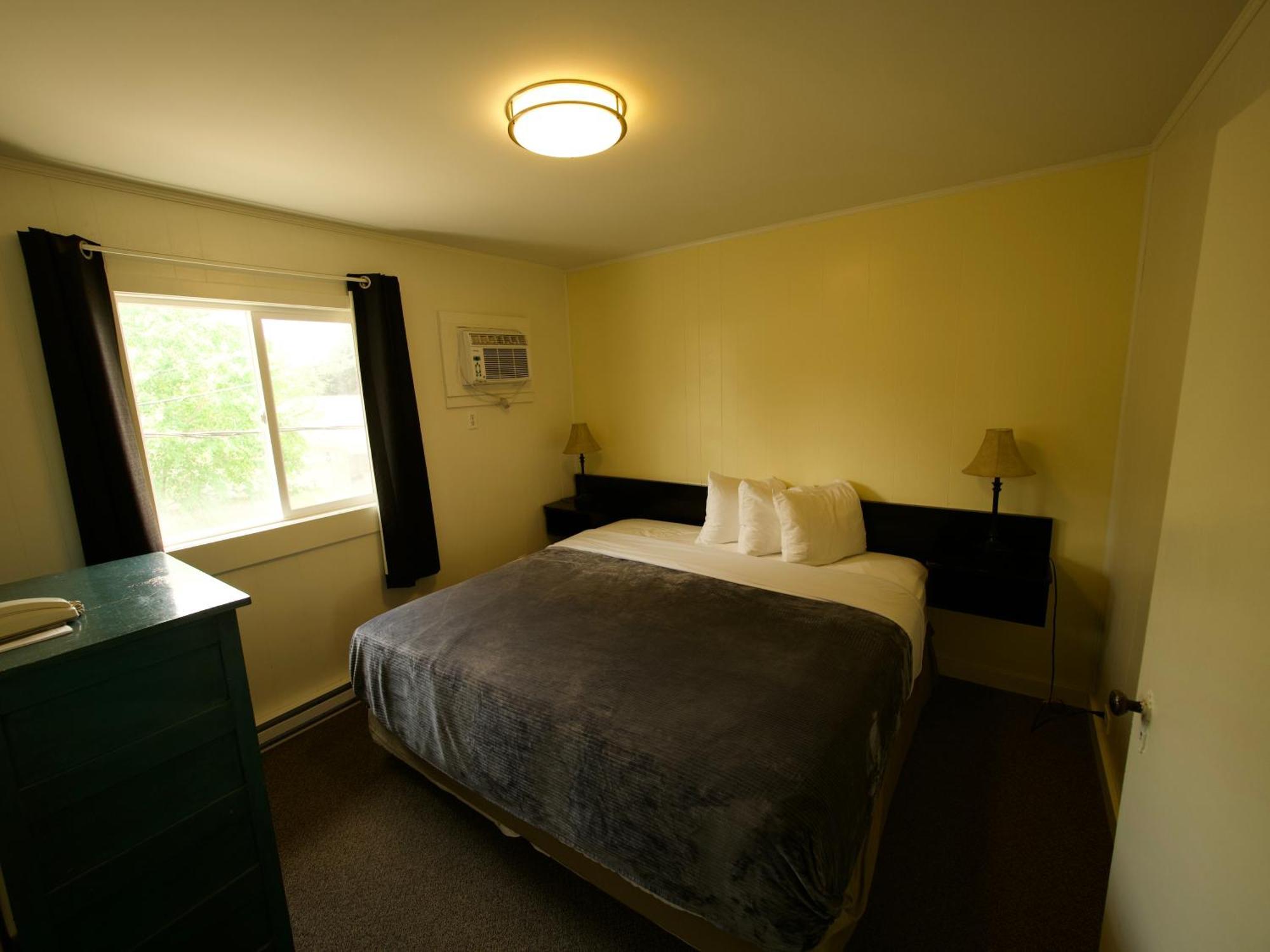 Creston Valley Motel Екстериор снимка