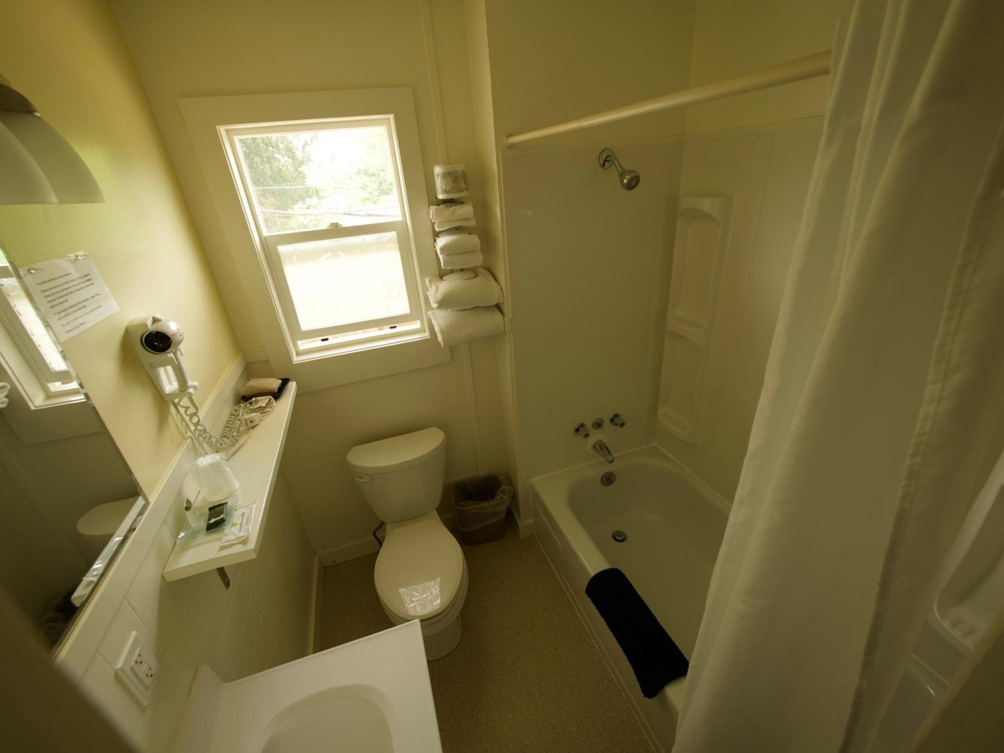 Creston Valley Motel Екстериор снимка