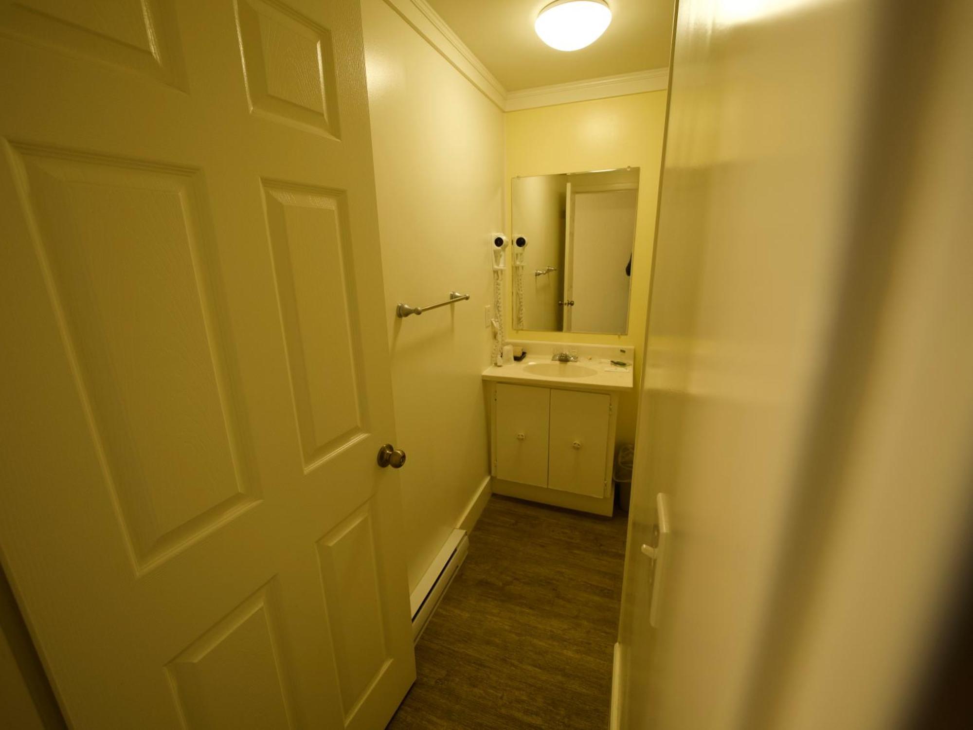 Creston Valley Motel Екстериор снимка