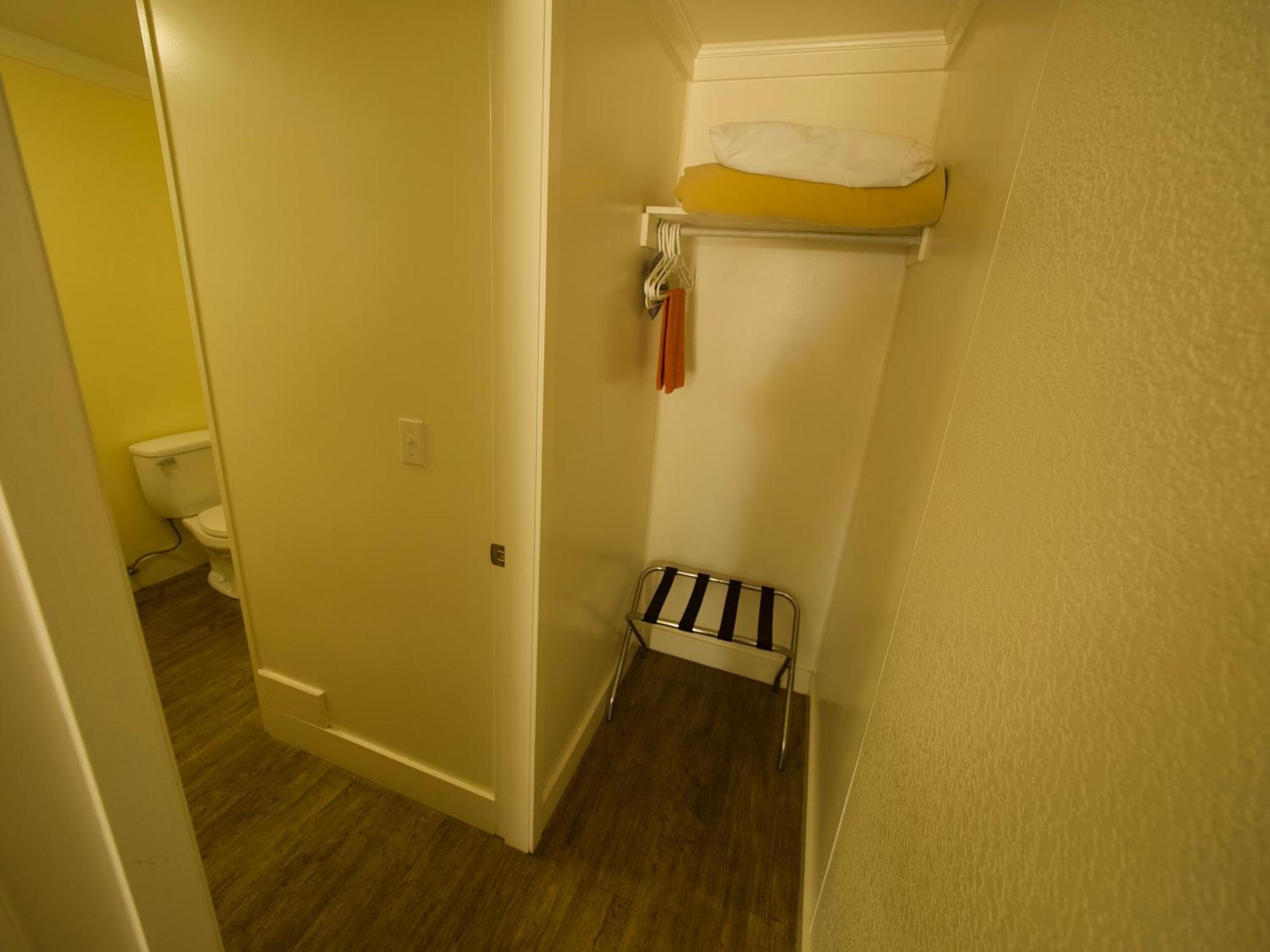 Creston Valley Motel Екстериор снимка